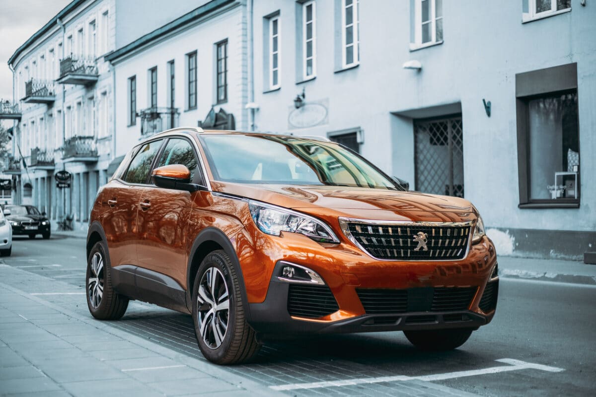 Peugeot d'occasion en exposition avec divers modèles disponibles