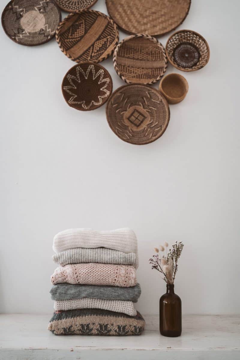 Pull vintage avec motifs colorés porté avec des pièces modernes
