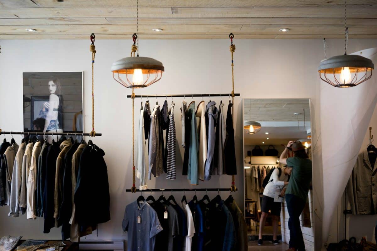 Marques de prêt-à-porter attirant les regards dans une vitrine élégante