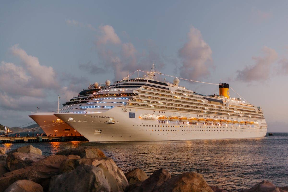 Croisière Costa avec des passagers profitant du soleil sur le pont