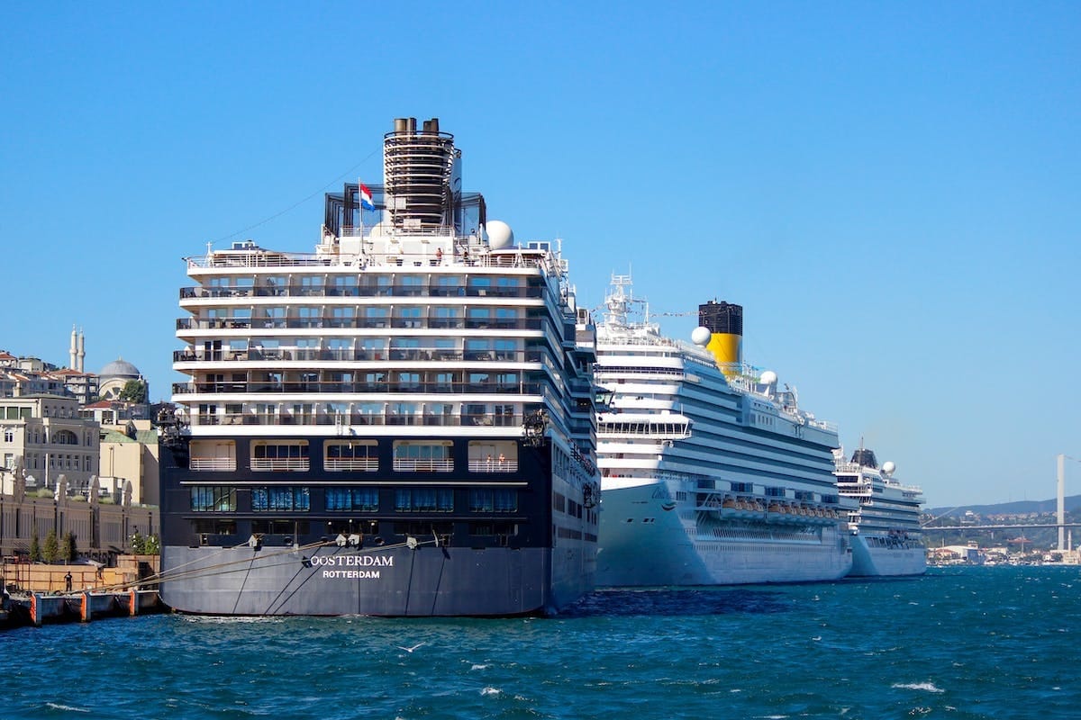 Passagers profitant d'une croisière Costa en pleine mer