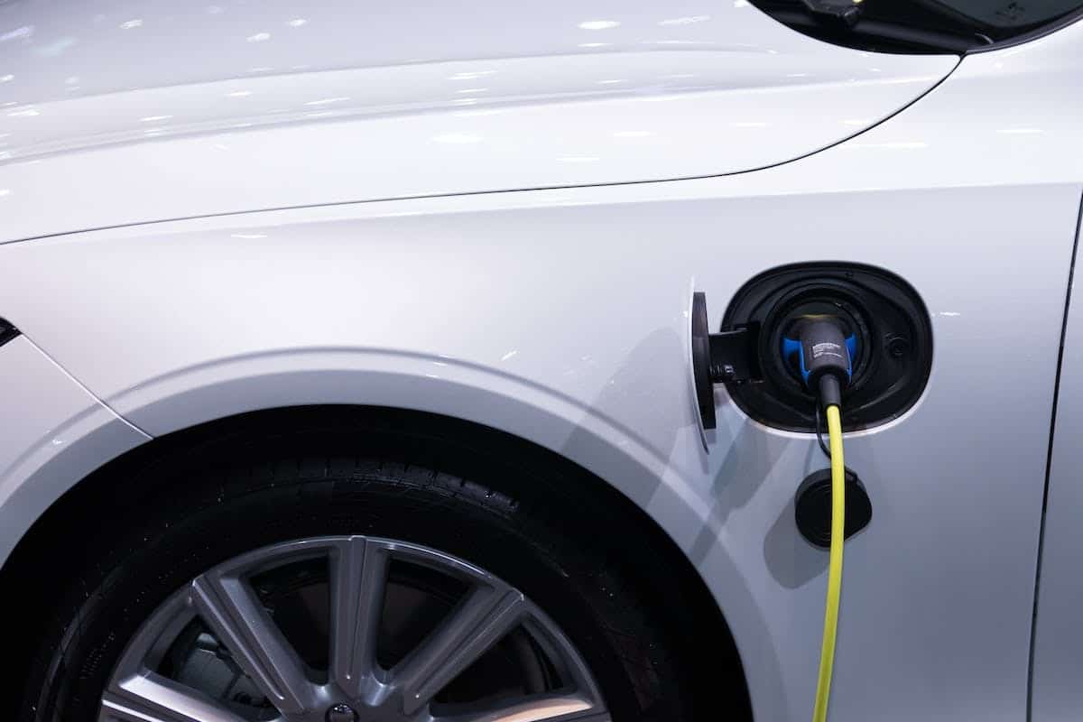 Voitures électriques et hybrides sur un fond écologique moderne