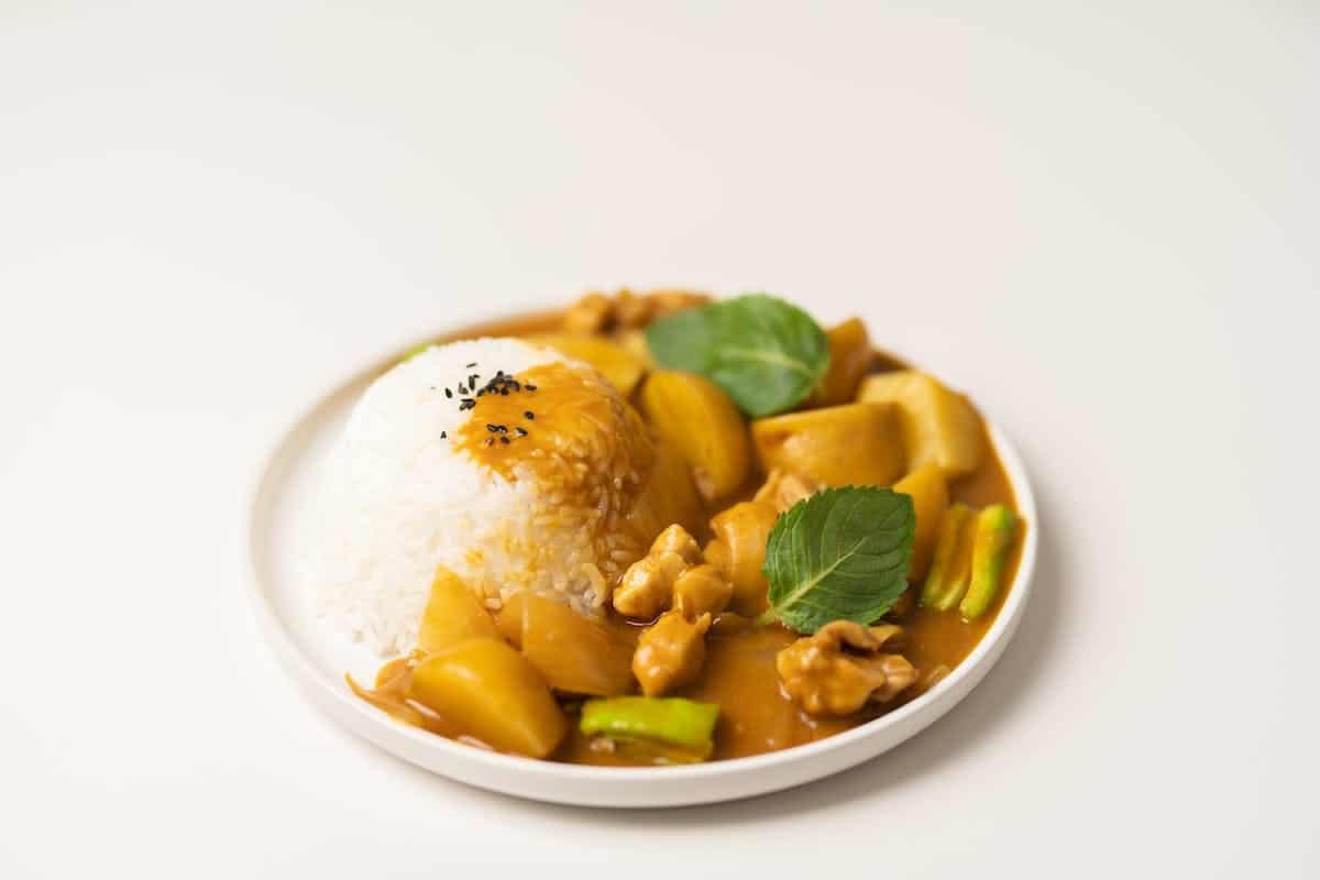 Bol de riz parfaitement servi avec des légumes colorés