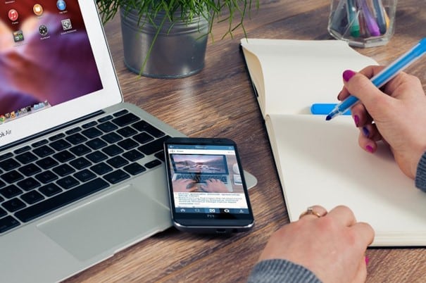 Auto-entrepreneur organisant son espace de travail avec des outils efficaces