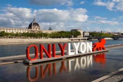 Femmes de Lyon cherchant des solutions pour l'infertilité à Barcelone