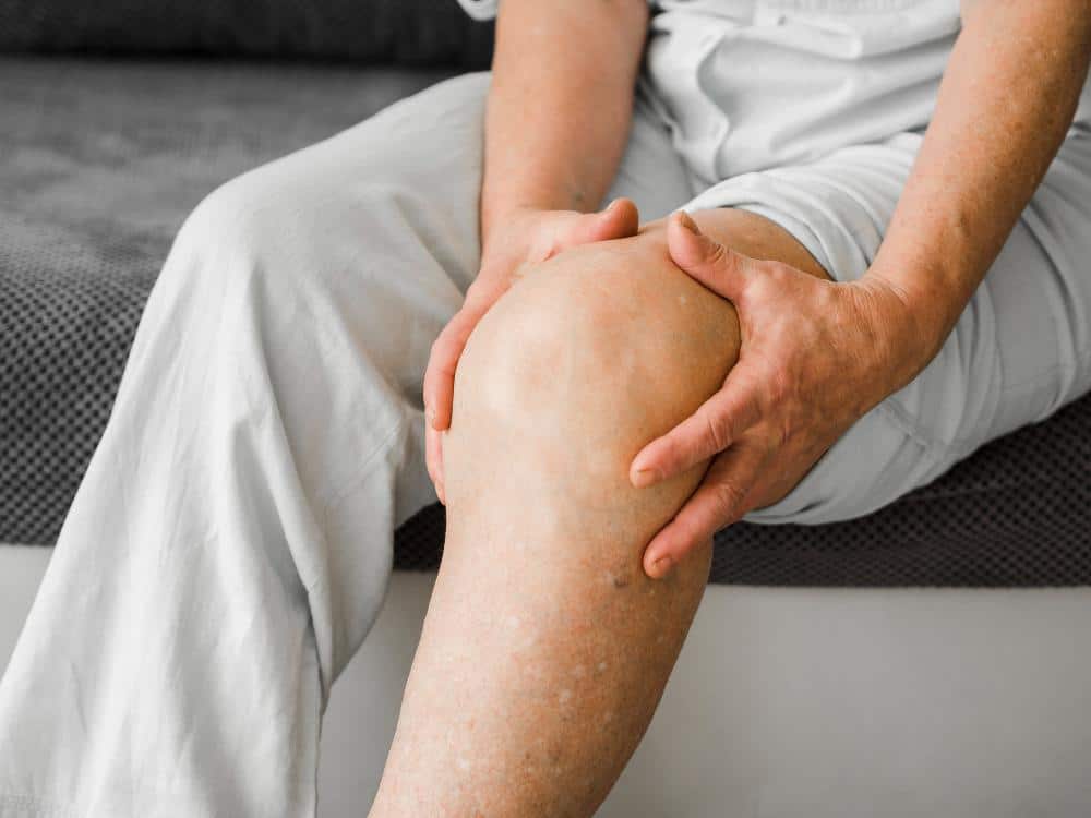 Patient recevant un traitement de viscosupplémentation pour soulager ses douleurs articulaires