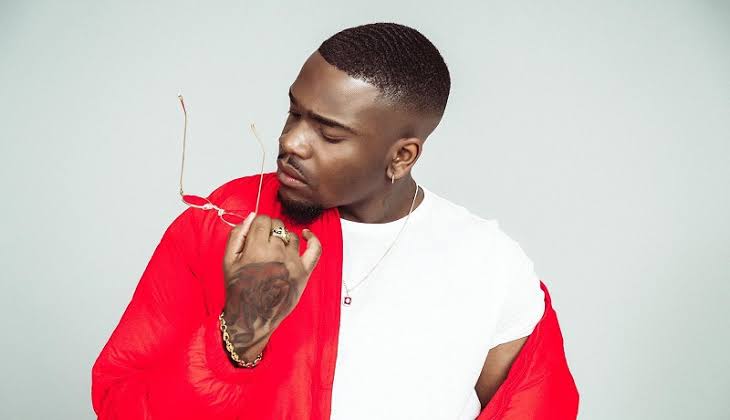 Chanteur Tayc en concert avec une ambiance festive
