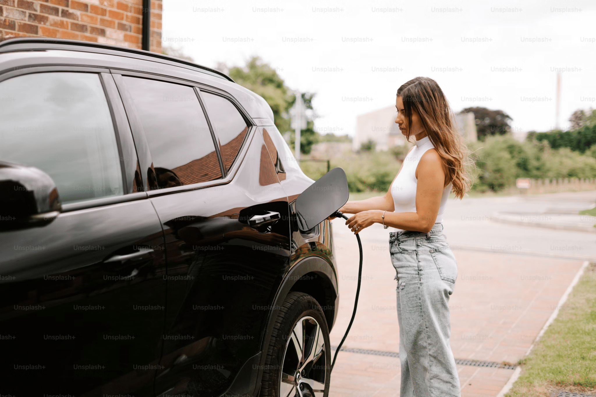 Station de recharge pour voitures électriques avec des véhicules modernes en attente