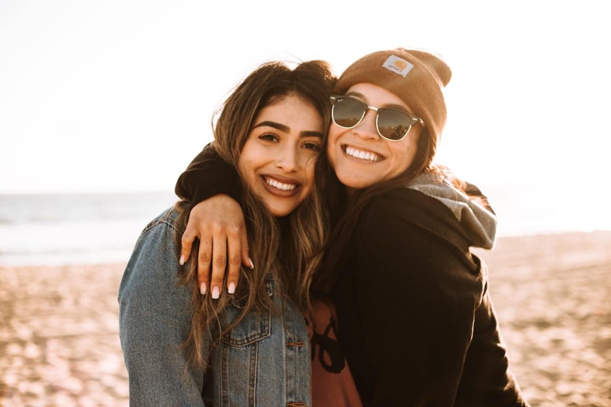 Personne réfléchissant à sa personnalité ISFJ dans un cadre familial chaleureux