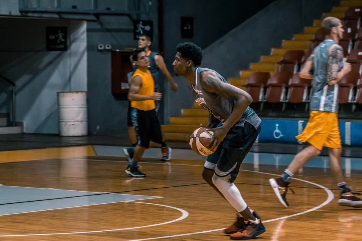 Joueur de basket concentré sur le terrain avec un mental fort