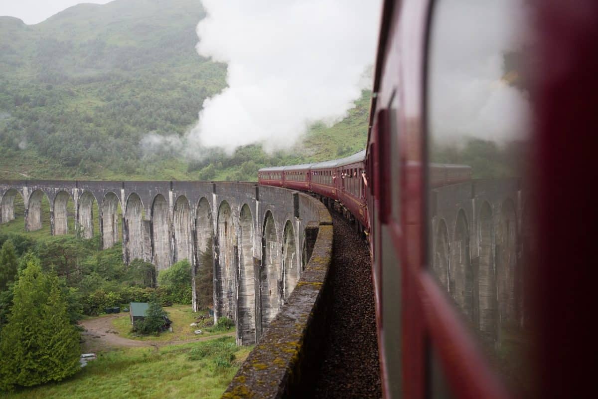 voyage en train à travers des paysages pittoresques